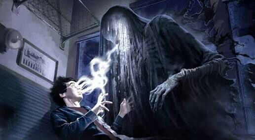 Dementador atacando Harry Potter.