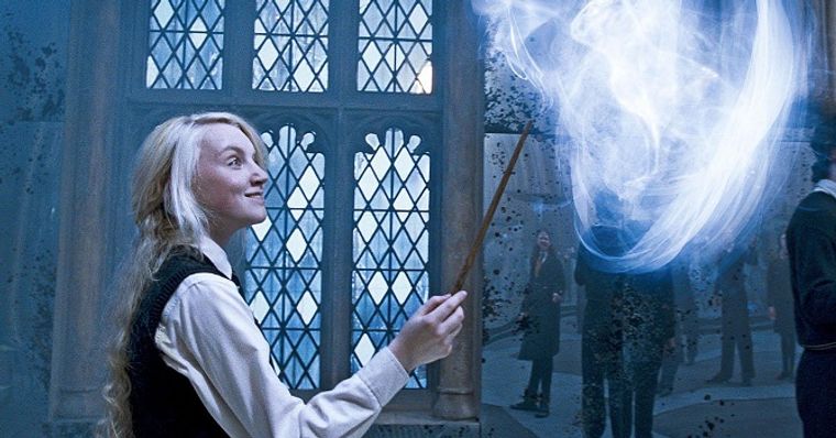 Luna Lovegood usando o Feitiço do Patrono.